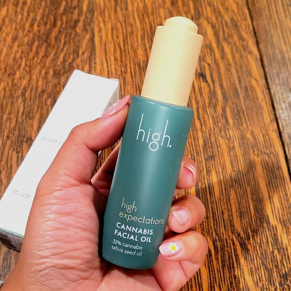 High Beauty Cannabis Facial Oil - Picture 4 of 4